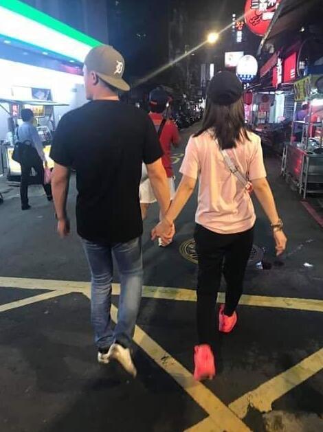 林心如|超壕！44岁林心如戴全满钻项链晒自拍，调侃学不来嫩妹拍照姿势