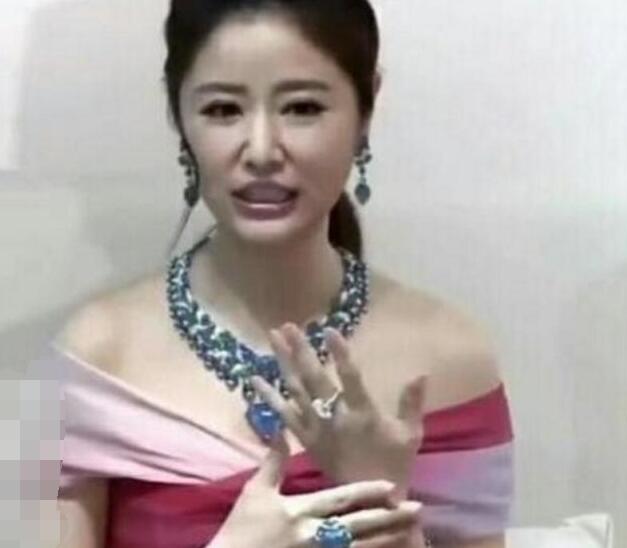 林心如|超壕！44岁林心如戴全满钻项链晒自拍，调侃学不来嫩妹拍照姿势