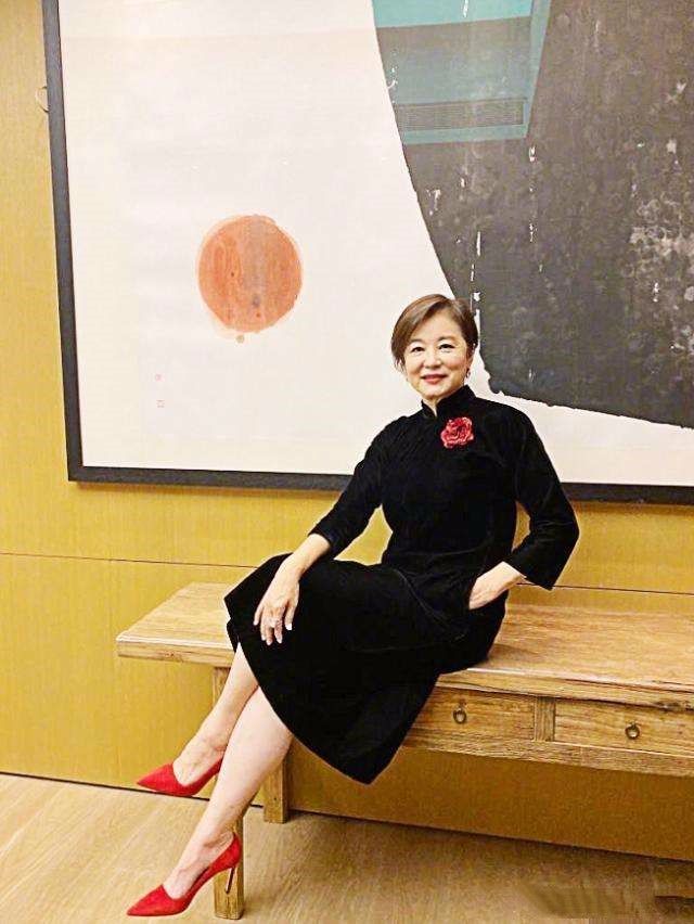 林青霞穿旗袍裙,还搭红色高跟鞋,老了一样优雅漂亮!