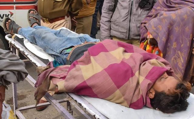 印度人太狠了犯酒瘾竟喝洗手液半数人死亡莫迪一筹莫展