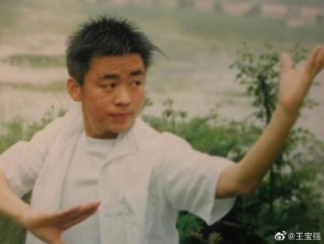 王宝强|王宝强懒理结婚传闻现身，低调穿搭朴素接地气，身材消瘦难掩沧桑