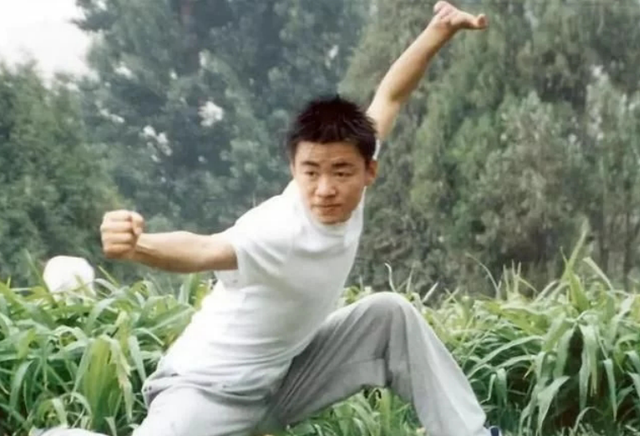 王宝强|王宝强懒理结婚传闻现身，低调穿搭朴素接地气，身材消瘦难掩沧桑