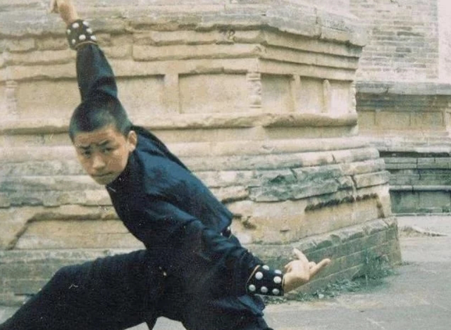 王宝强|王宝强懒理结婚传闻现身，低调穿搭朴素接地气，身材消瘦难掩沧桑