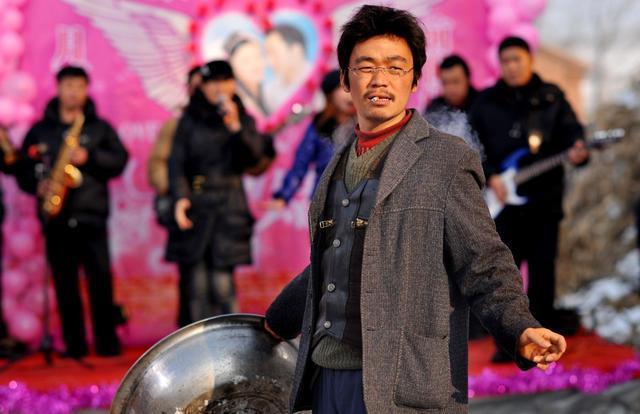 王宝强|王宝强懒理结婚传闻现身，低调穿搭朴素接地气，身材消瘦难掩沧桑