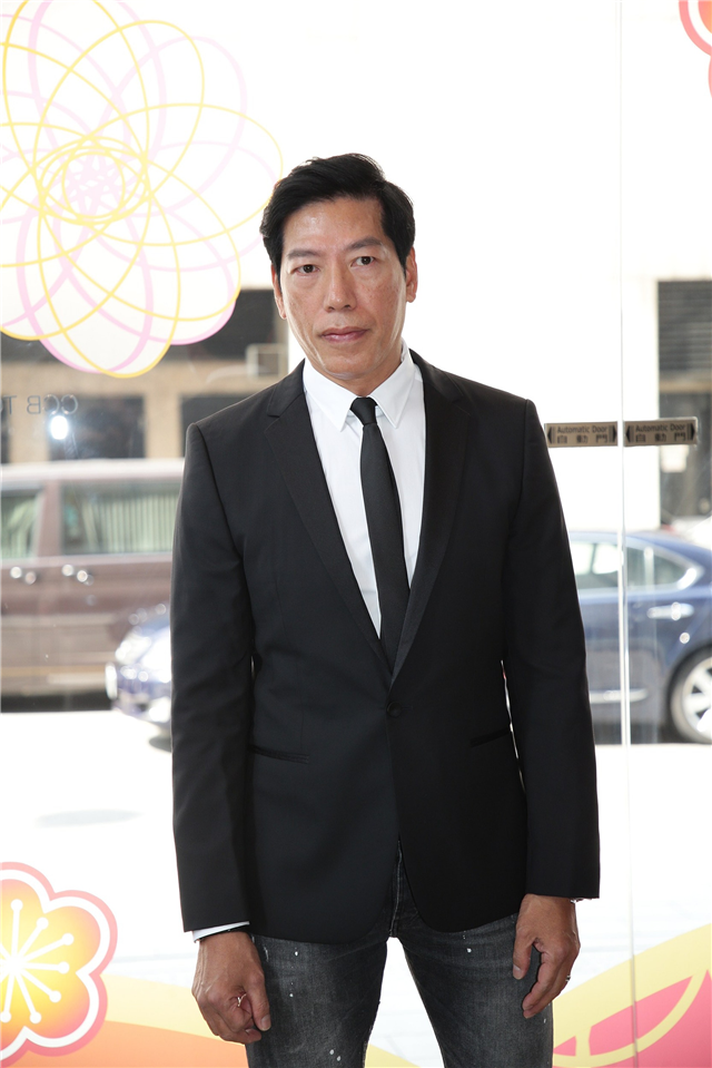 乌鸦张耀扬近况曝光山区行善直接派钱给困难老人