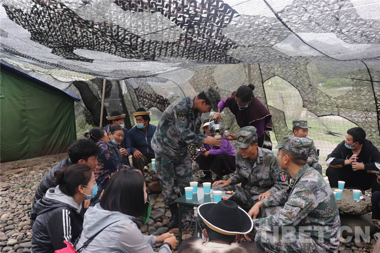 "八一"建军节 西藏林芝百姓走进部队野外驻训营地