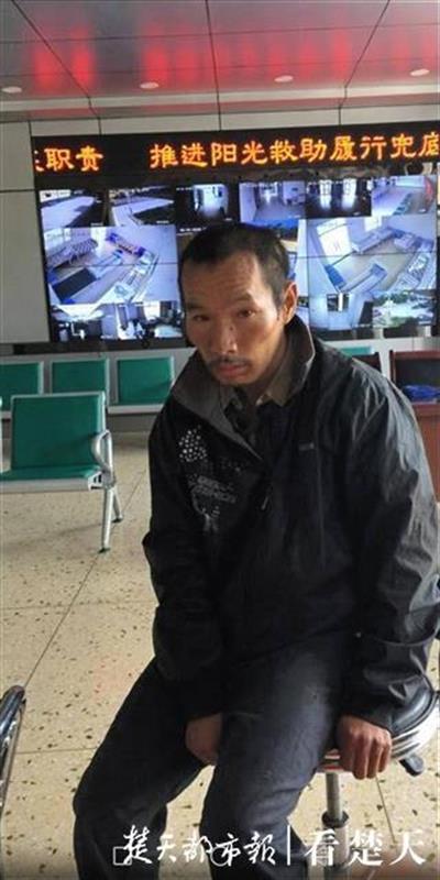 疑似湖北智障男子流浪山西运城当地救助站负责人来汉帮他寻亲
