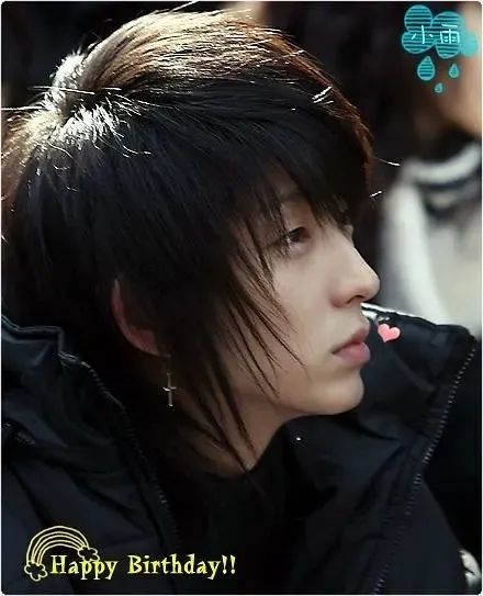 李准基自出道起,就是阴柔帅哥的代表男星,他身上最大的标签就是单眼皮