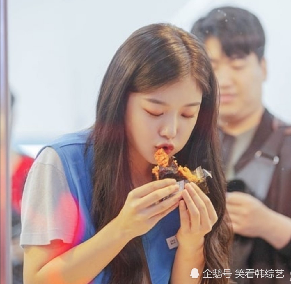 《便利店新星》金裕贞撒娇加鲫鱼般的嘴唇表情,面对镜头散发着可爱