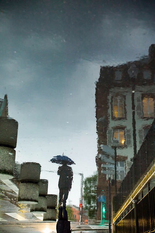 不觉,又想起儿时下雨天的场景.