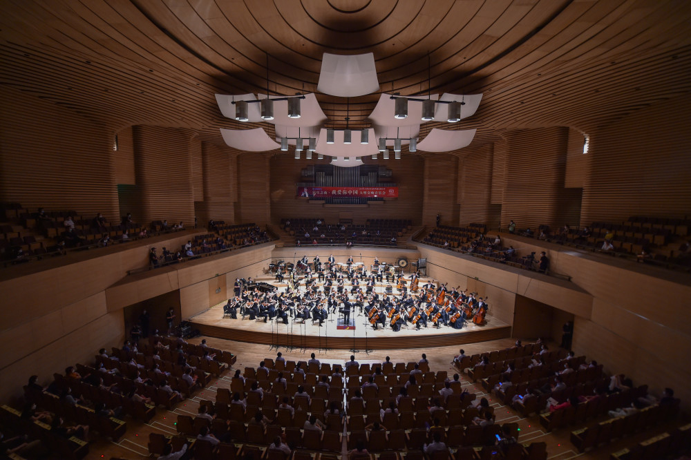 (1)复工复演 天津市音乐类剧场演出首演在天津大剧院举行