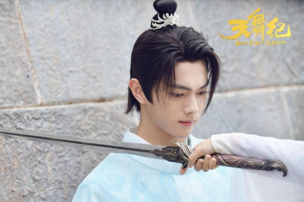 杨幂|杨幂新剧将官宣，搭档小9岁人气小生，网友：终于搭了个帅哥