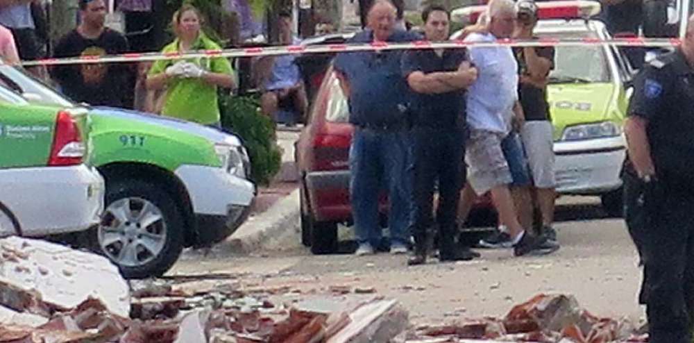 马德普拉塔|女子带着女儿在市中心散步，一块墙皮忽然脱落将她砸死