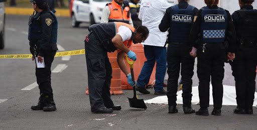 马德普拉塔|女子带着女儿在市中心散步，一块墙皮忽然脱落将她砸死