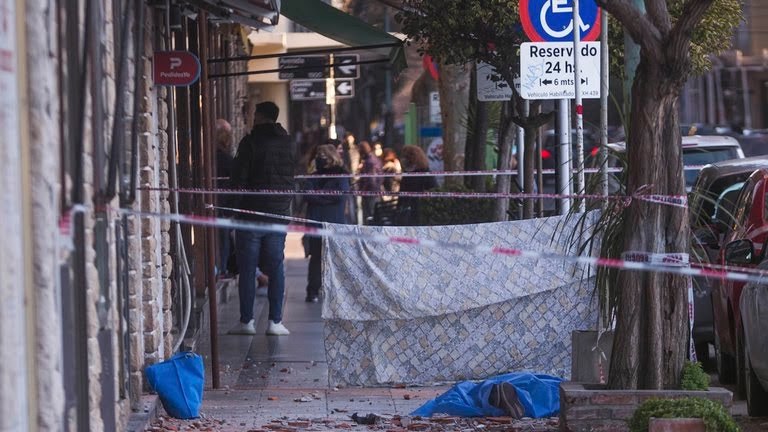 马德普拉塔|女子带着女儿在市中心散步，一块墙皮忽然脱落将她砸死