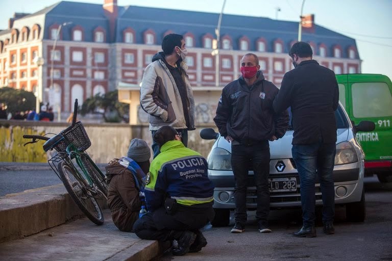 马德普拉塔|女子带着女儿在市中心散步，一块墙皮忽然脱落将她砸死