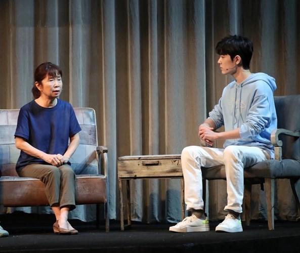 肖战|参加活动不配有姓名？肖战台上合影靠边站，聚餐照片也惨遭曝光