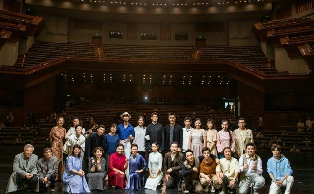 肖战|参加活动不配有姓名？肖战台上合影靠边站，聚餐照片也惨遭曝光