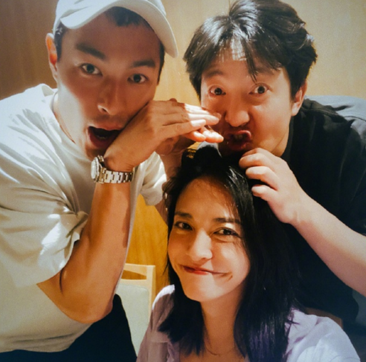 姚晨|《都挺好》主演重聚！姚晨晒与郭京飞杨祐宁合影，网友：第二部要来了？