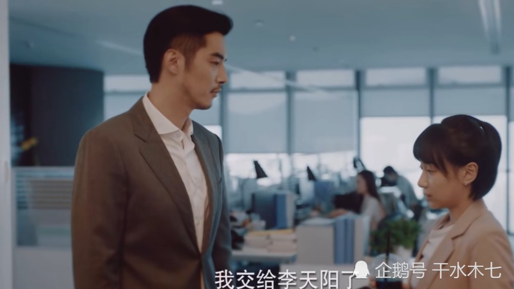 二十不惑|《二十不惑》姜小果住进周寻家，开心撒欢，他却躲门后满脸宠溺看着她！