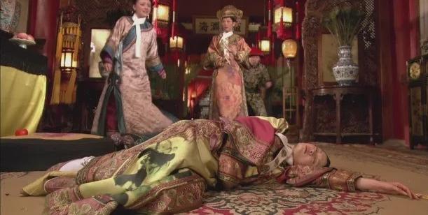 甄嬛传|《甄嬛传》甄嬛嫁祸皇后那场戏里，为什么槿汐非要第一个冲进去？