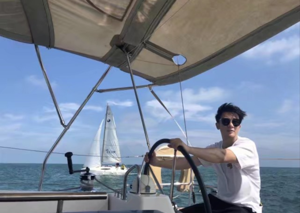 李晨|李晨驾驶豪华游艇出海状态好，范冰冰深夜痛哭用工作摆脱失恋