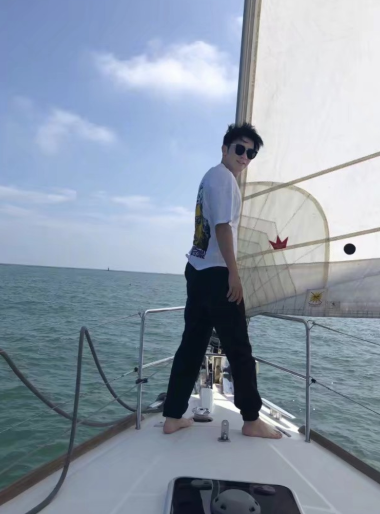 李晨|李晨驾驶豪华游艇出海状态好，范冰冰深夜痛哭用工作摆脱失恋