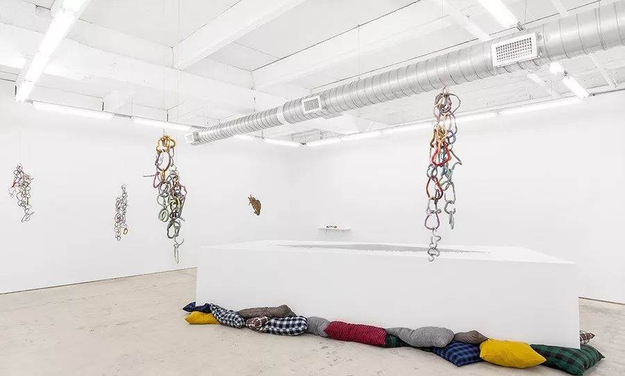 凯莉·明石|材料的触感——Kelly Akashi的雕塑作品欣赏