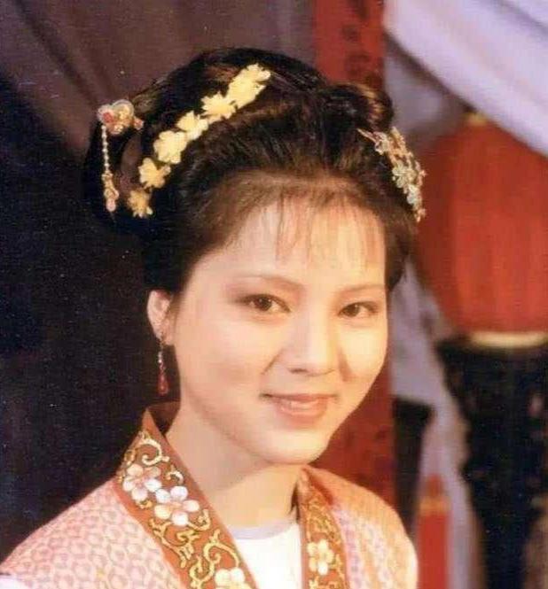 平儿|同样是八面玲珑，为什么平儿的风评比宝钗和袭人好？