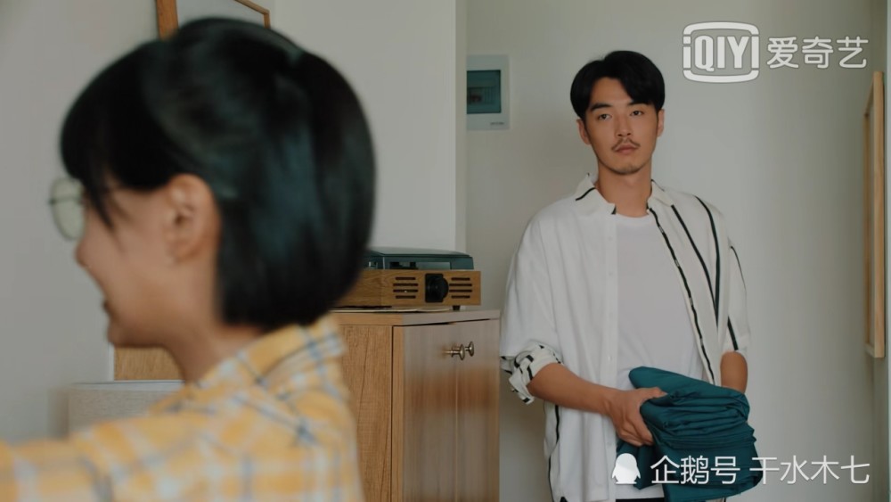 二十不惑|《二十不惑》姜小果住进周寻家，开心撒欢，他却躲门后满脸宠溺看着她！