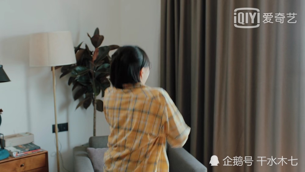 二十不惑|《二十不惑》姜小果住进周寻家，开心撒欢，他却躲门后满脸宠溺看着她！