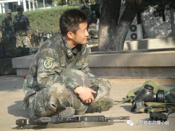 金刚川|吴京黑了胖了！抗美援朝大片【金刚川】造型曝光，晒图致敬八一建军节