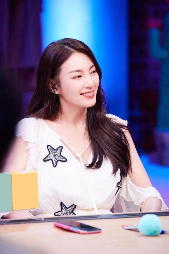 张雨绮|敢说敢做的张雨绮，事业如“开挂”二度火热，但被“大妈”降服了