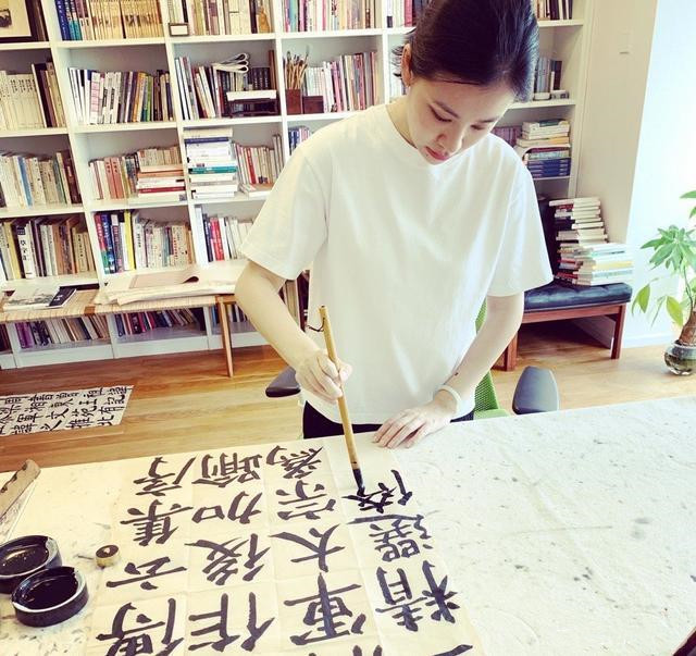 书法|“京城最贵”书法老师，近2万学费却一课难求，她强在哪？