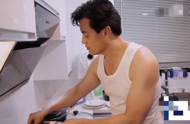 吕良伟|63岁吕良伟近照曝光！身材健硕保养超好，与张雨绮同框像拍偶像剧