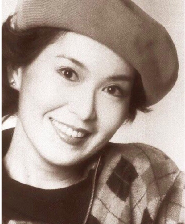 70岁李司棋晒少女旧照!不施粉黛却很清纯,网友:不愧是香港公主