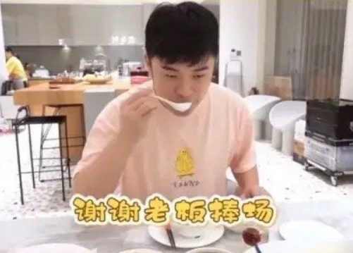 张子萱|张子萱在小号晒美照，身材纤细完全不像两个孩子的妈，评论回复太暖心