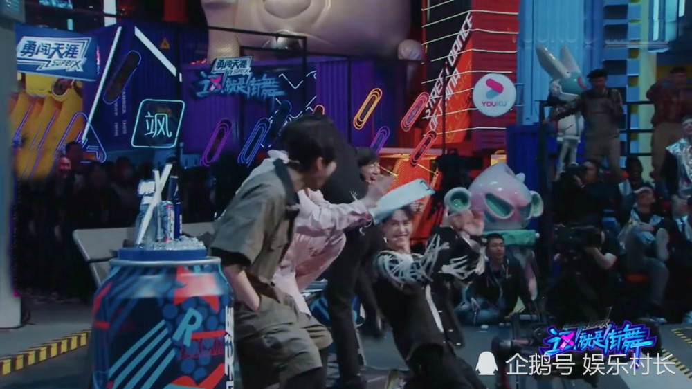 王一博|《街舞》小鸡长在王一博笑点上，酷盖笑爆，张艺兴教跳Krump互动有趣