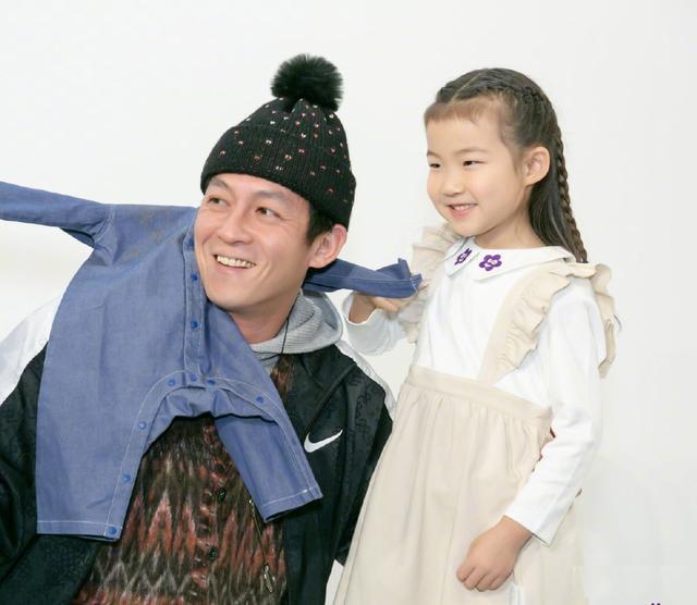 黄晓明|6位中年男明星素颜照：黄晓明被嘲像大衣哥，陈冠希满脸黑斑