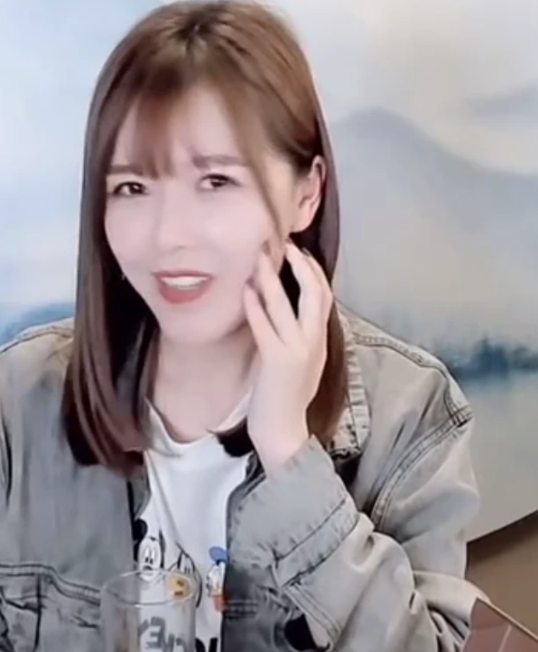 唐笑|唐笑与武警合体直播，再回应被打事件：感谢你站出来澄清事实真相