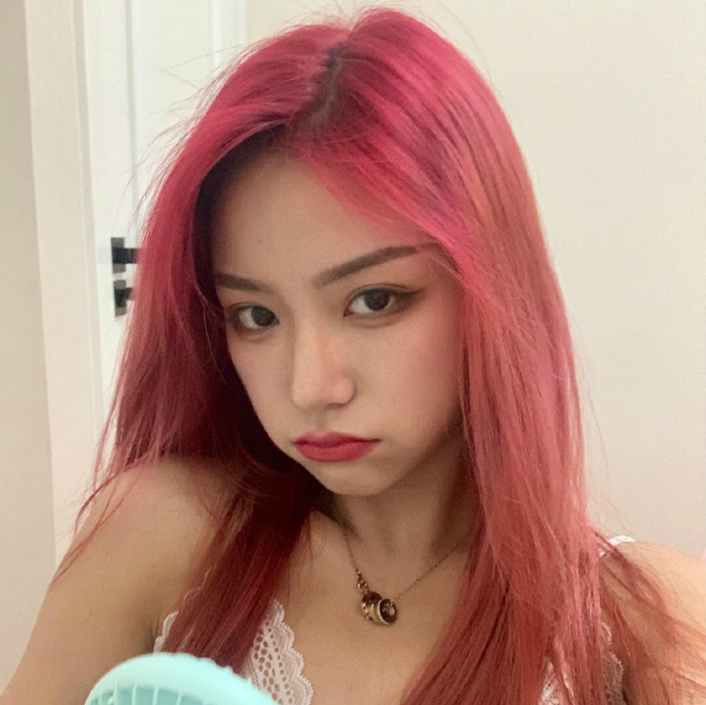 原本,刀小刀成名之前是一位coser,精通各种服装打扮