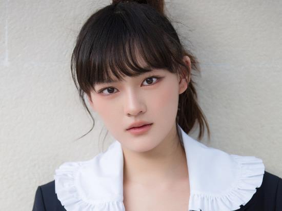 其次《生活家》的女二号邱东娜是文淇饰演的,个性又怂又勇跟邱晓霞是