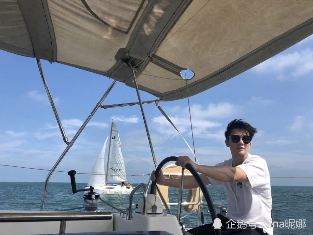 李晨真是男土豪光脚穿t恤黑长裤开游艇出海单身变得更潇洒了