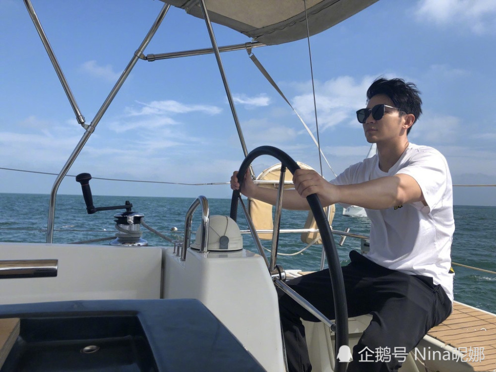 李晨真是男土豪光脚穿t恤黑长裤开游艇出海单身变得更潇洒了