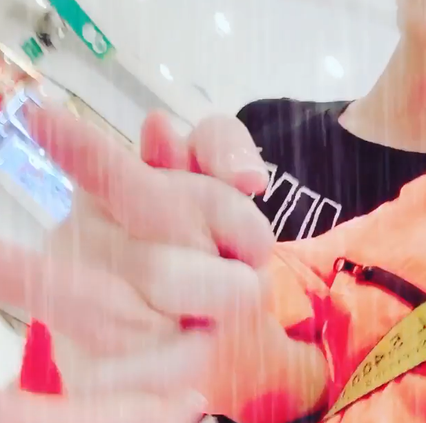 贺儿子|张柏芝晒与大儿子手牵手的温馨照片贺儿子13岁生日