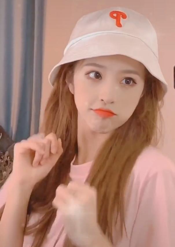因方脸问题而秃头刘思瑶晒出最新美照网友质疑鬓角怎么少了一块