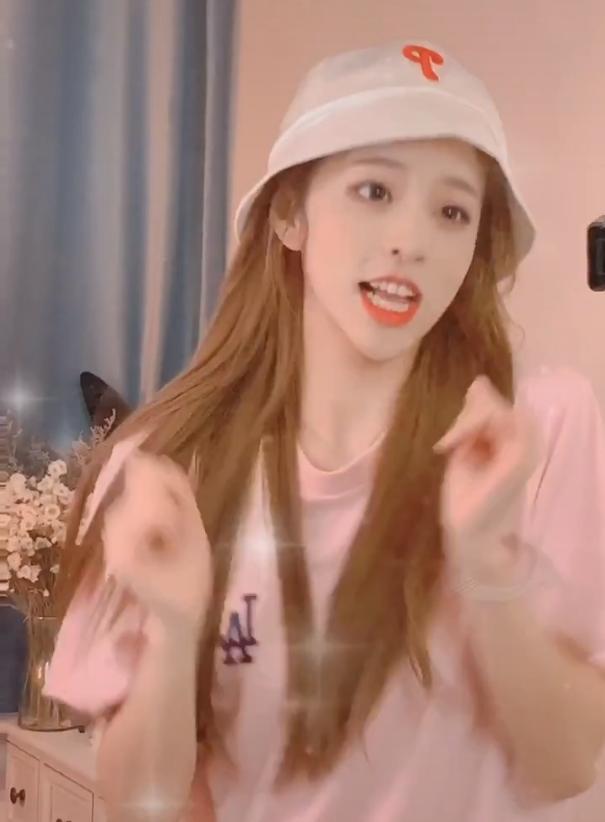 因方脸问题而秃头刘思瑶晒出最新美照网友质疑鬓角怎么少了一块