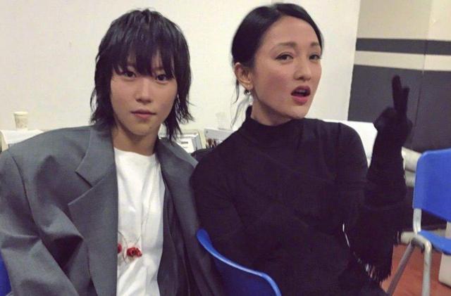 窦唯|窦唯小女儿长沙开唱，前妻护航，14岁出道的她遗传了父亲的才华