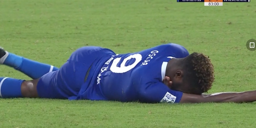 下手太狠外援痛苦翻滚双手捂脖五官扭曲球迷打架都不敢用这招索命啊