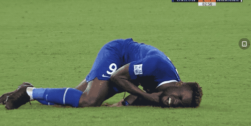 外援痛苦翻滚双手捂脖五官扭曲 球迷:打架都不敢用这招 索命啊